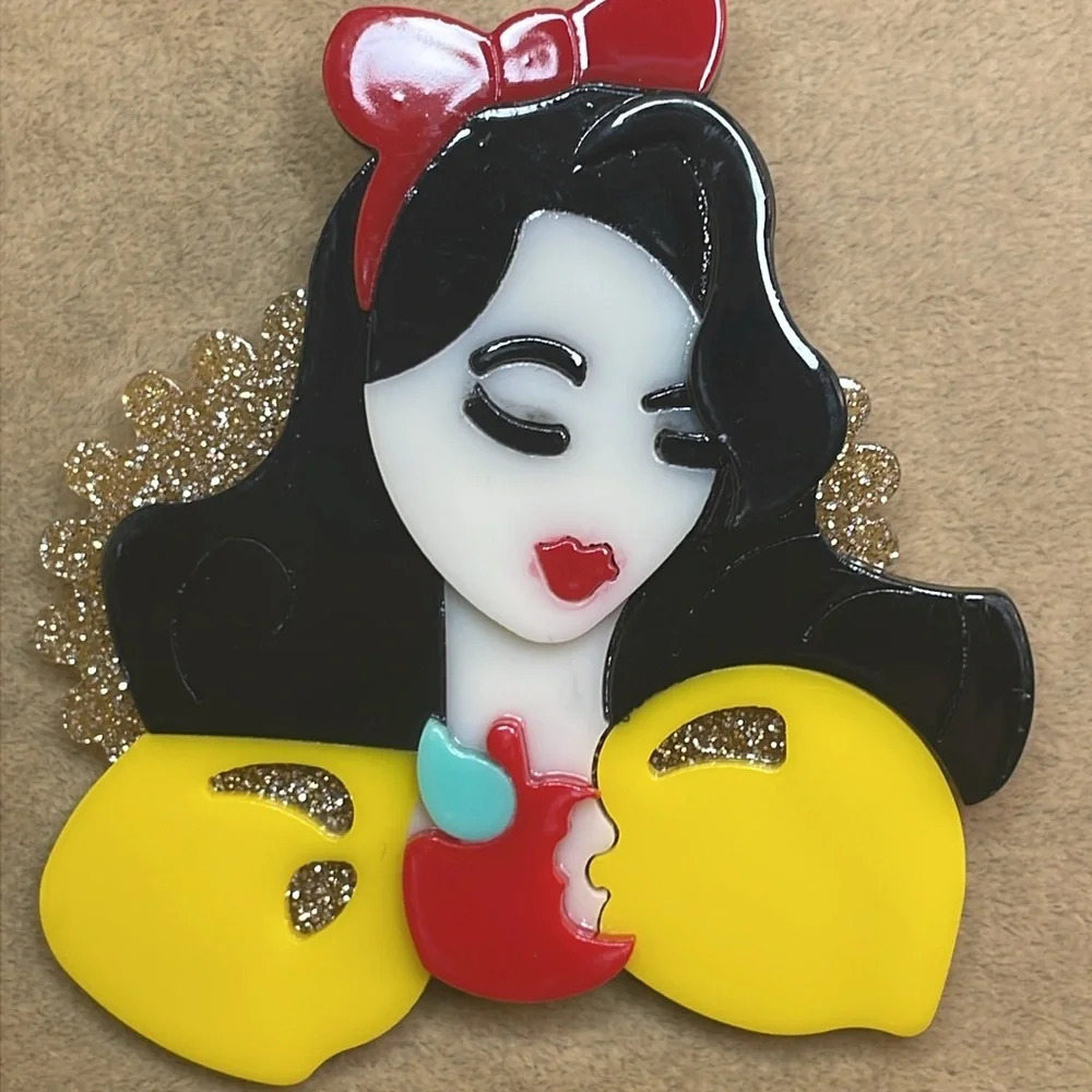 Acrylic Brooch- Snow White inspired. - Picture 2 of 4